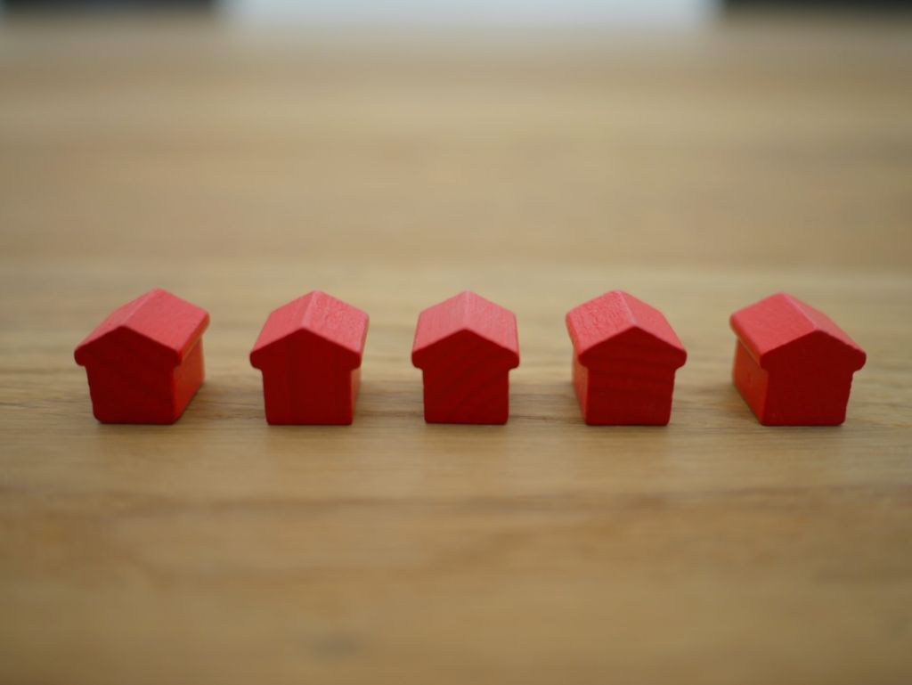 Красные деревянные абстрактные домики на столе
